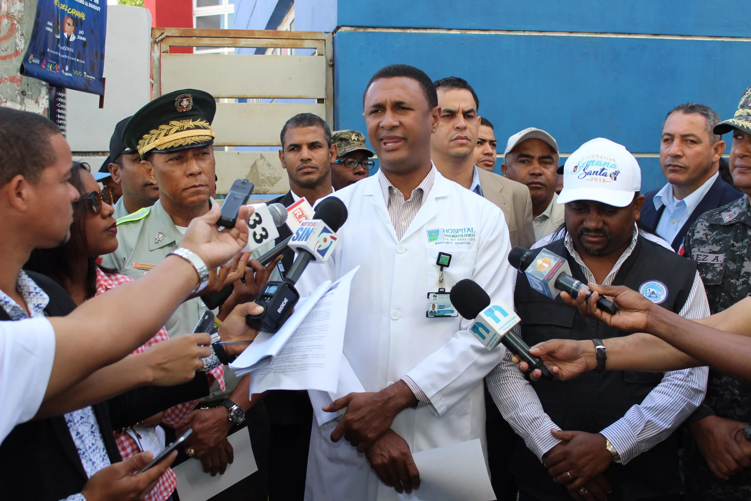 doctor-amaury-garcia-silverio-dando-declaraciones-a-los-medios-de-comunicacion