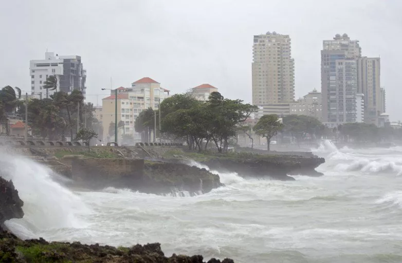 erika-oleaje-en-el-malecon-rd