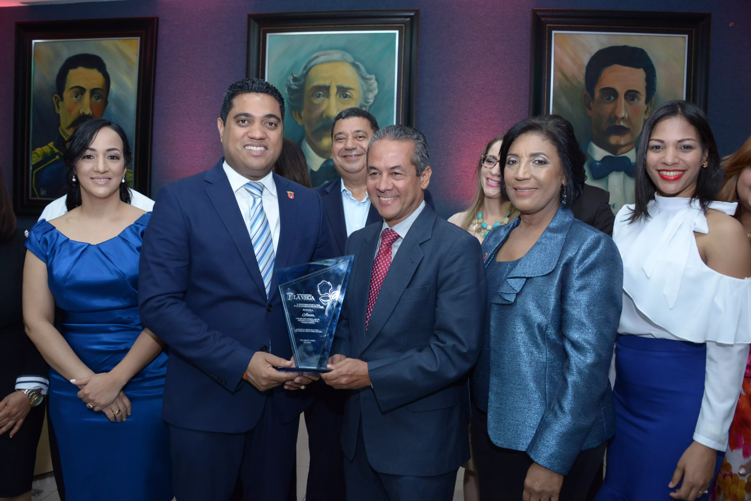 kelvin-cruz%2c-alcalde-vegano%2c-entrega-reconocimiento-a-jose-francisco-deschamps%2c-de-alaver