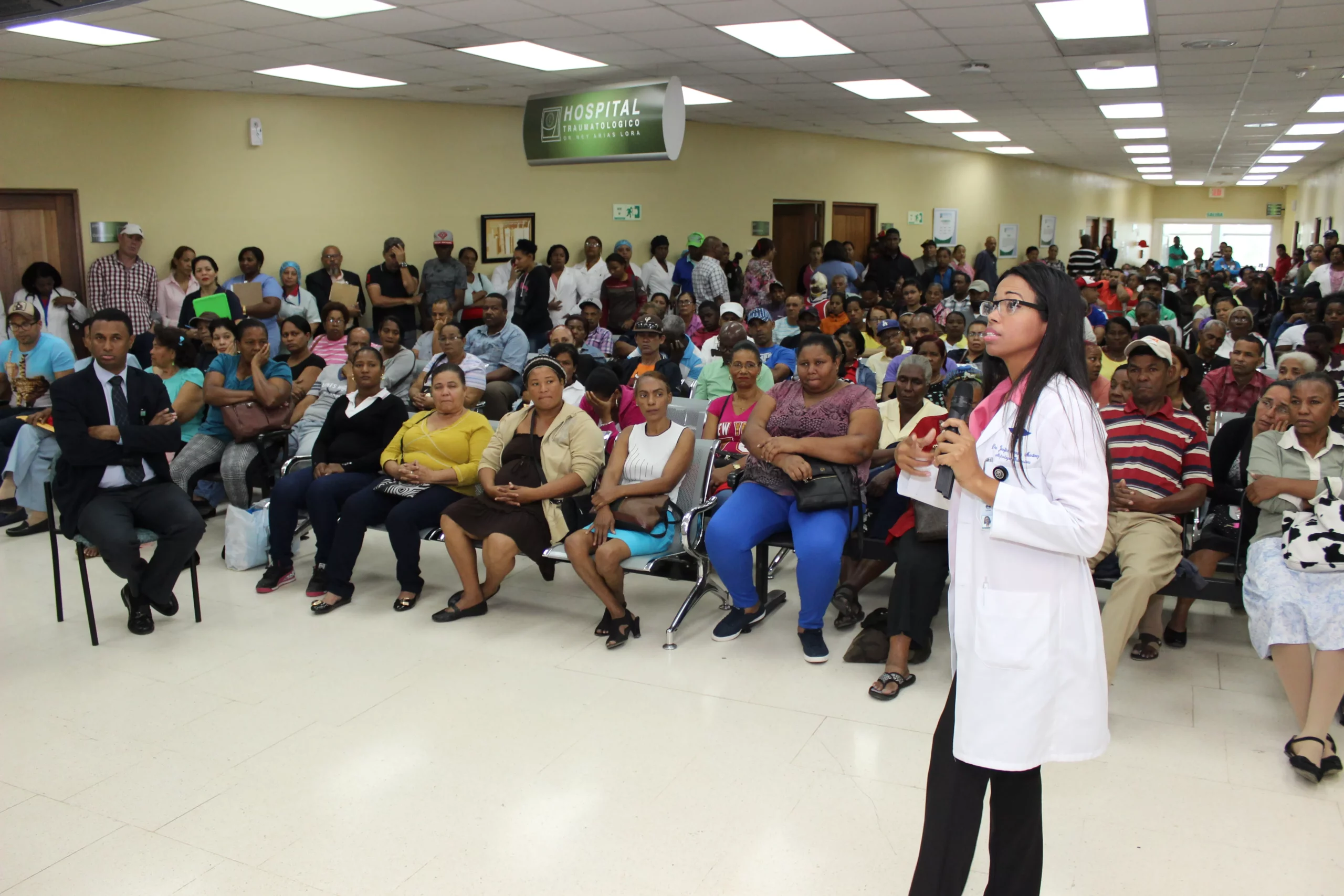 la-doctora-josefina-mendez-mientras-impartia-la-charla-sobre-cuidado-del-rinon-en-el-hospital-ney-arias-lora