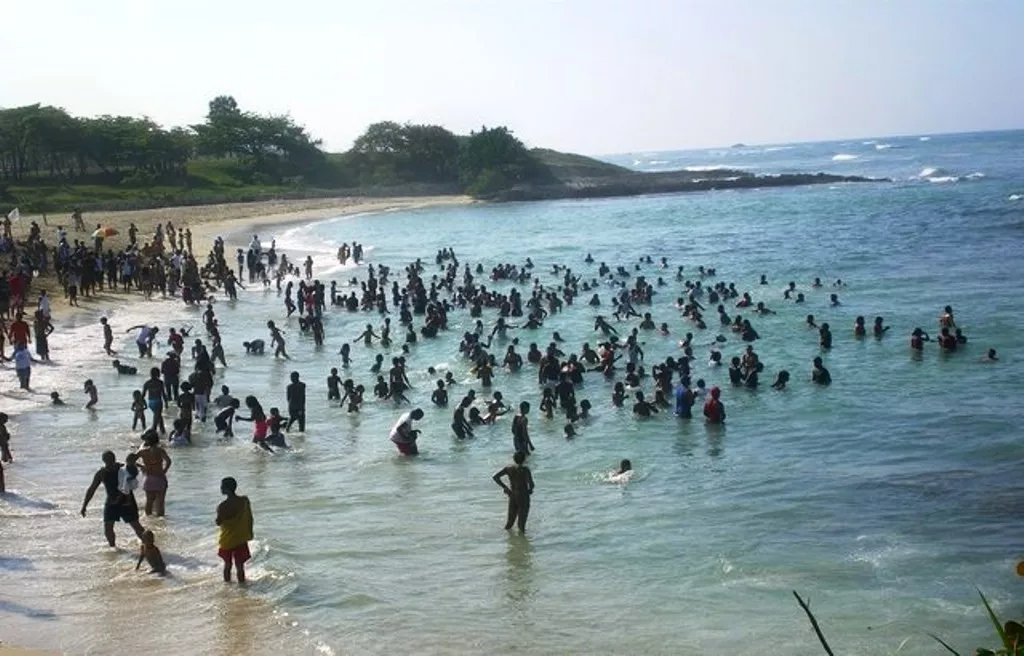 playas-de-puertoplata-son-abarrotadas-por-banistas-luego-ser-levantada-restriccion-por-oleaje-anormal-2