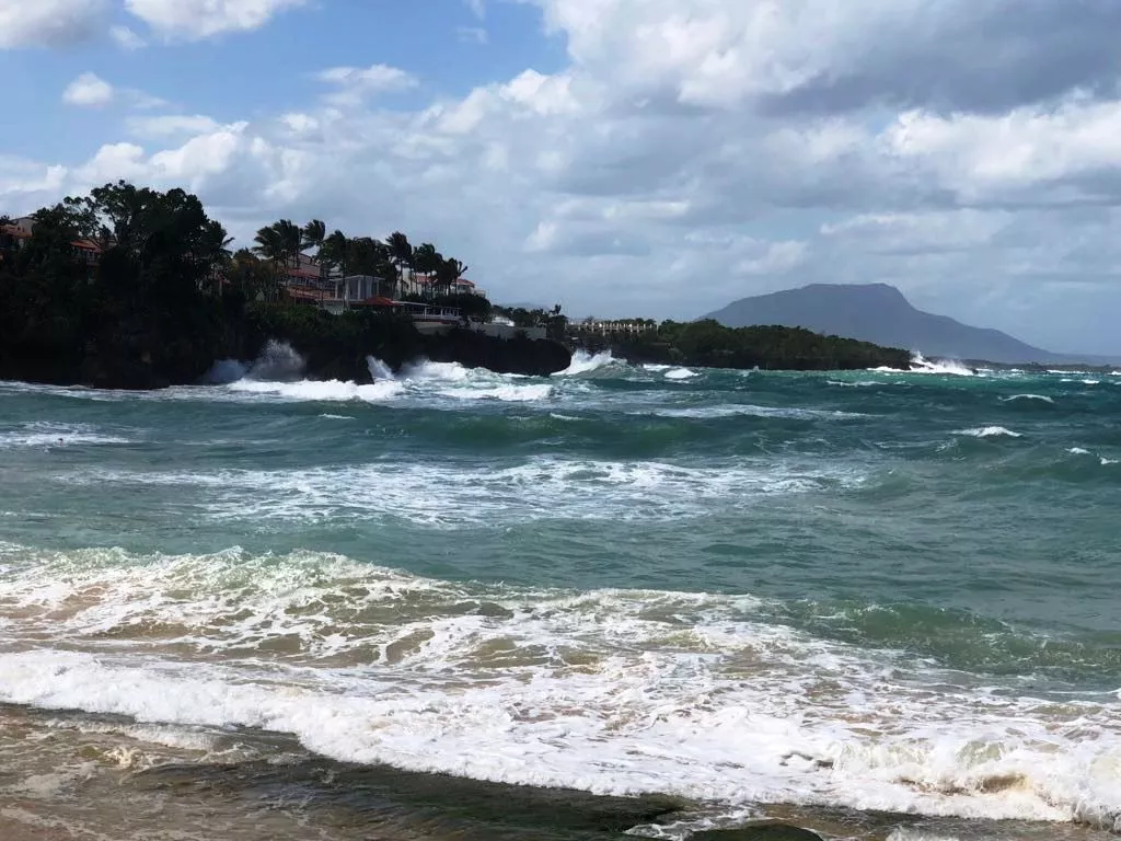 prohiben-a-banistas-usar-playas-de-puerto-plata-por-peligrosos-oleajes-anormales