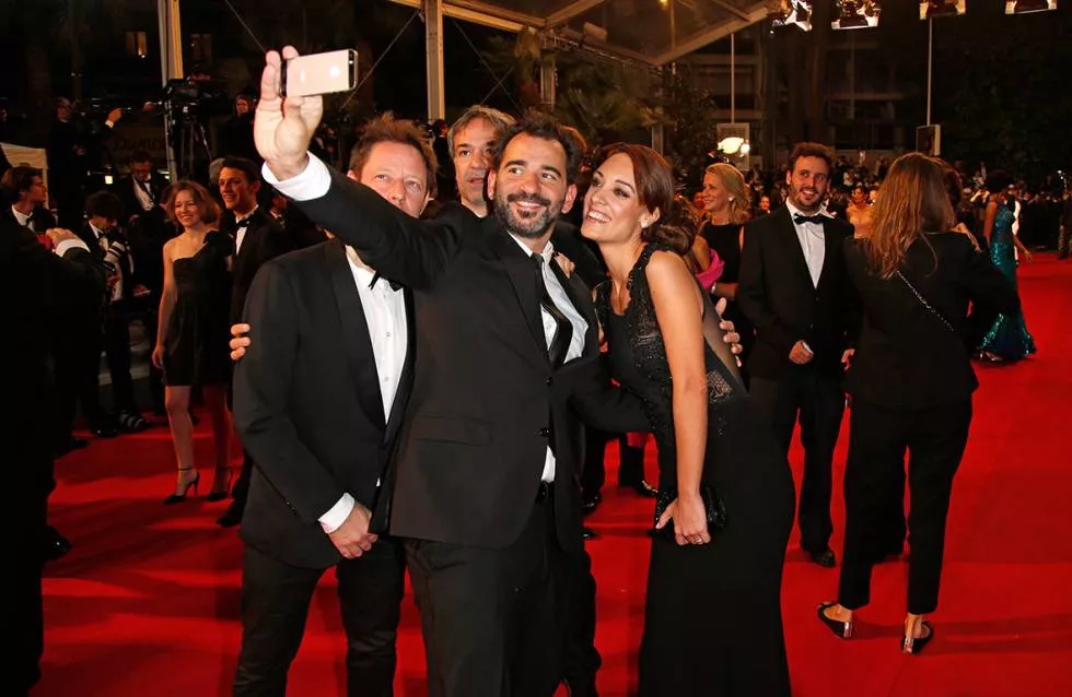 festival-de-cannes-prohibits-selfies-on-red-carpet