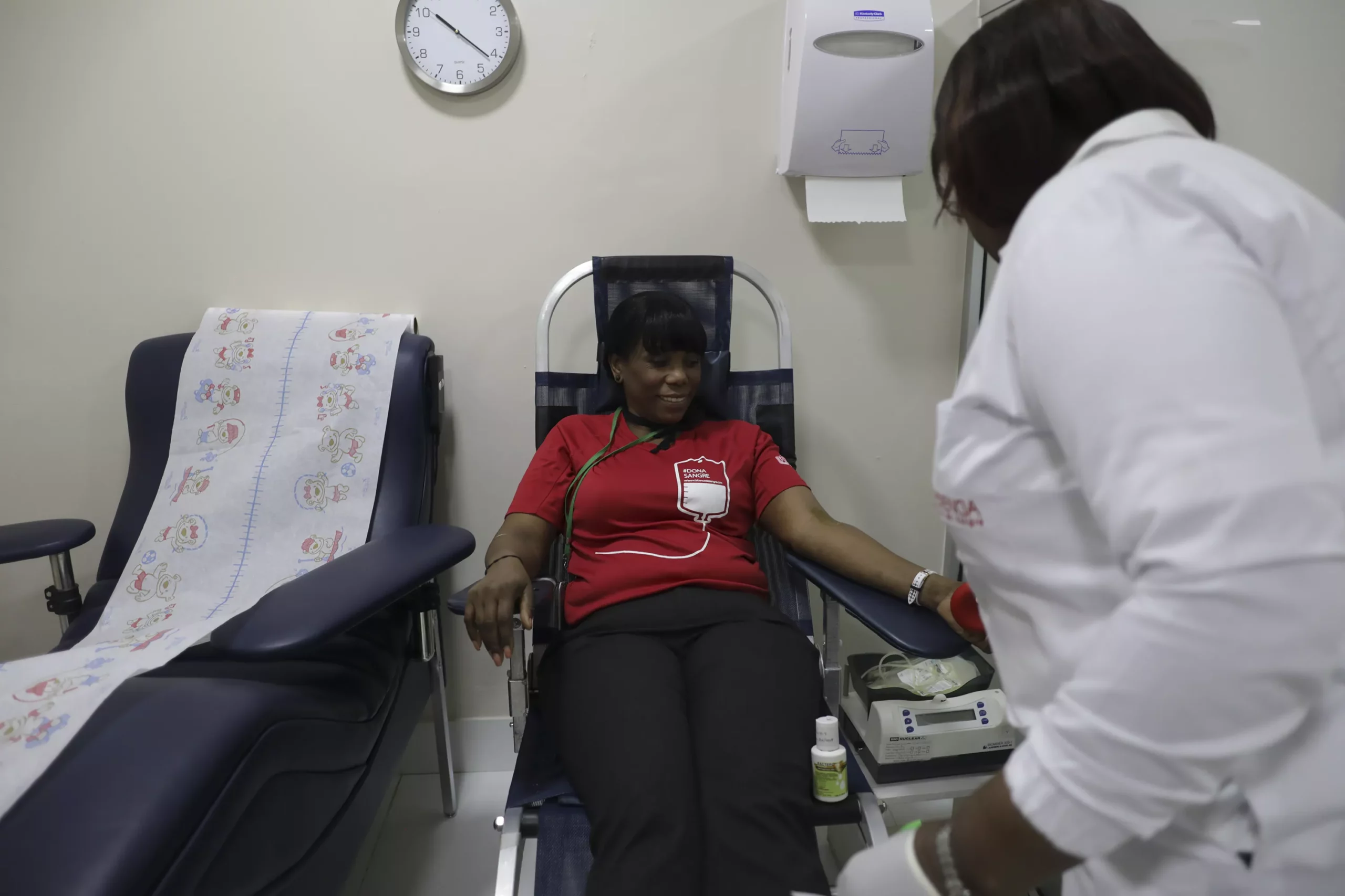 0d6a-3529-la-doctotra-pilar-aranda-prepara-a-la-donante-jenny-rosario-camacho-para-la-toma-de-sangre