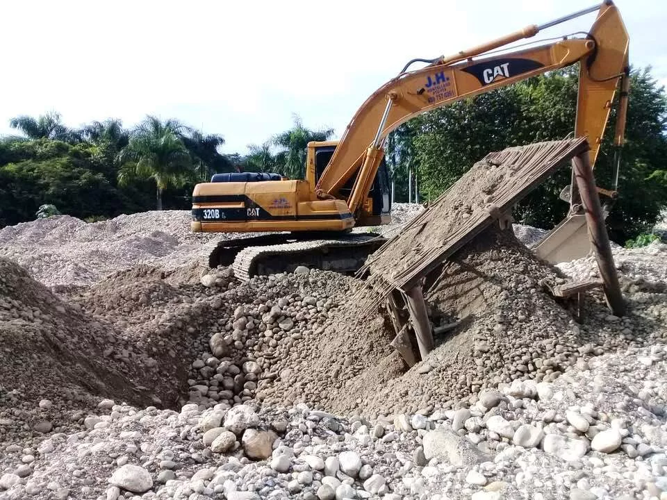 denuncian-siguen-extrayendo-materiales-del-rio-camu-en-montellano