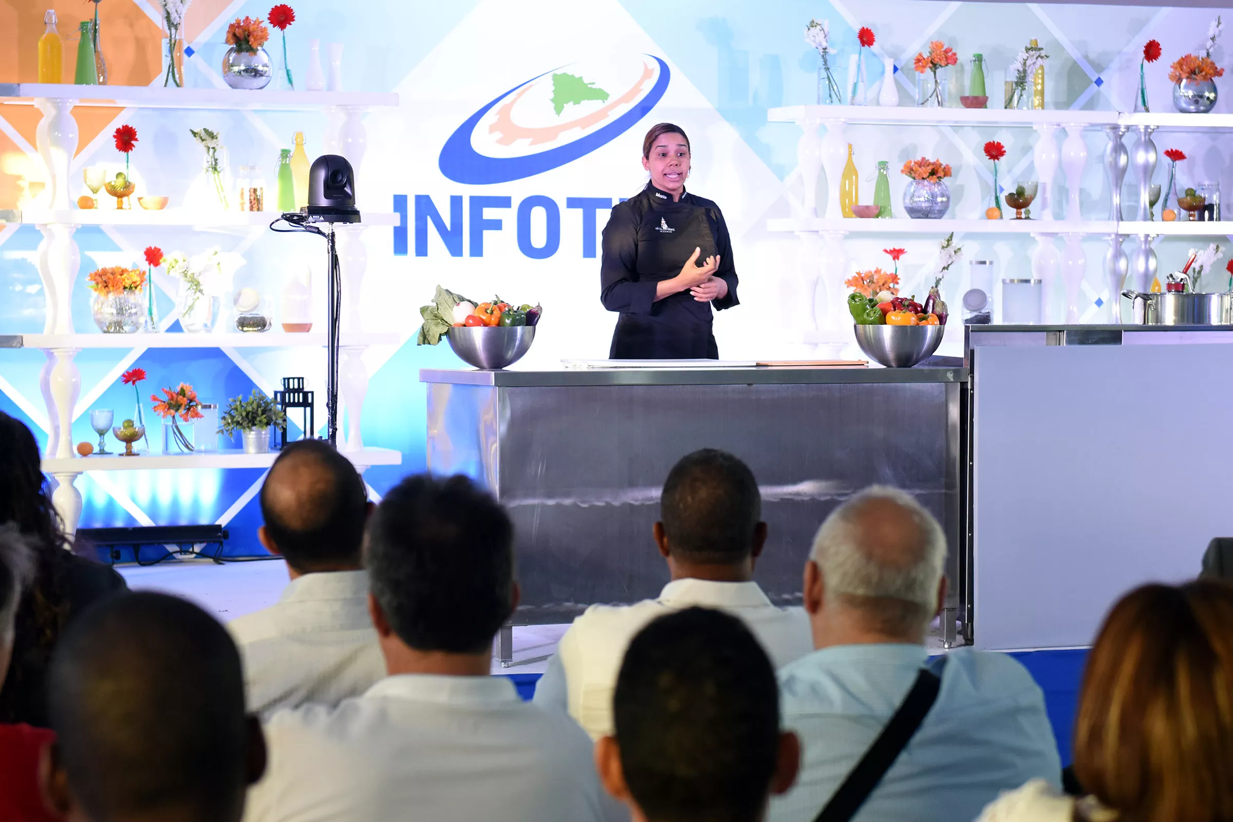maria-marte-se-dirige-al-publico-en-cooking-show
