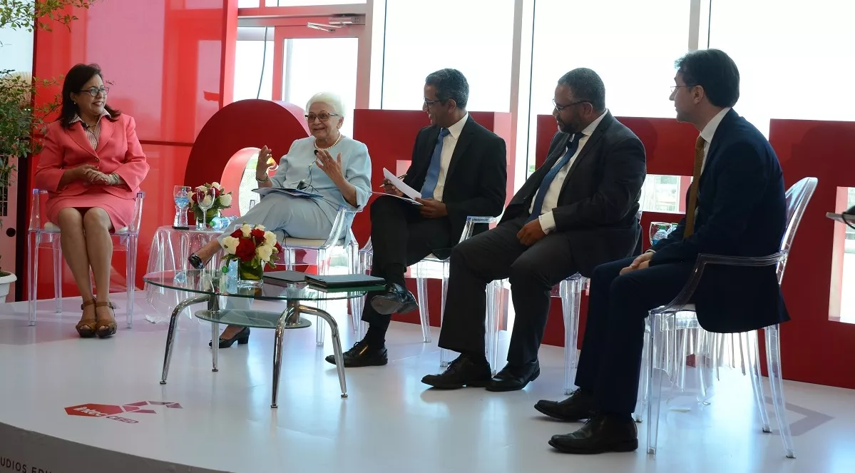 participantes-en-el-panel-sobre-pacto-educativo