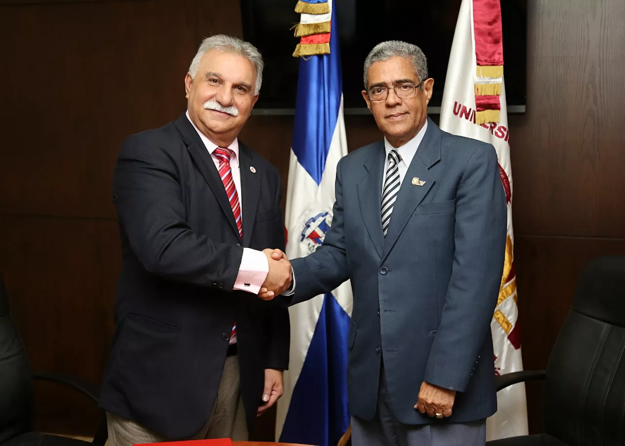 firma-de-acuerdo-unev-y-hiu-2
