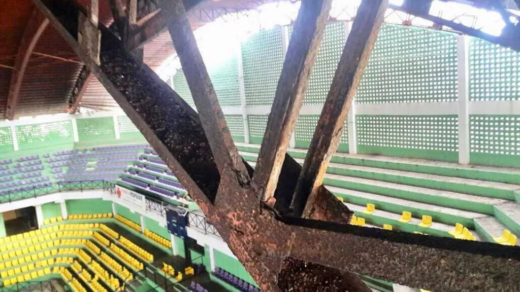 techo-pabellon-baloncesto-de-puerto-plata-a-punto-del-colapso