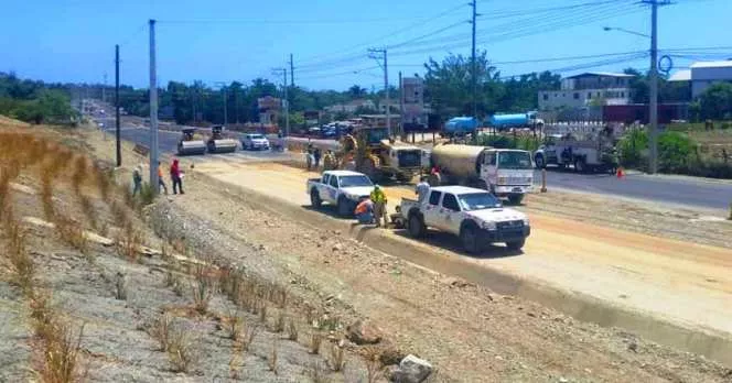 ciudadanos-denuncian-que-avanzan-a-paso-de-tortuga-trabajos-de-adecuacion-maltrecha-carretera-puerto-plata-navarrete