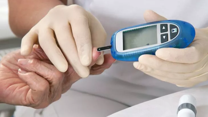 cuidado-de-ancianos-control-de-la-diabetes-en-personas-mayores-730×410