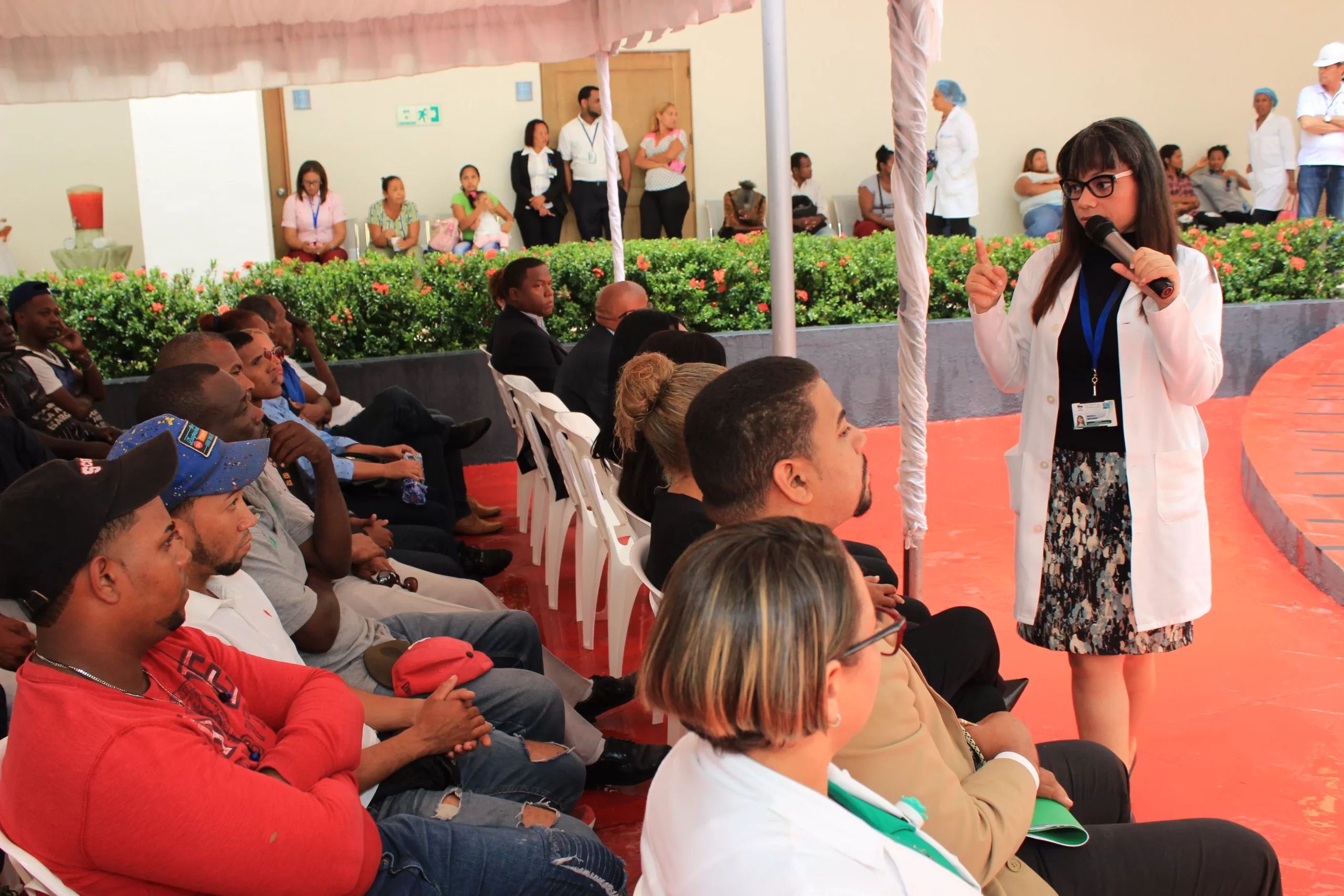 la-doctora-monica-quezada-impartiendo-charla-sobre-prevencion-de-accidentes