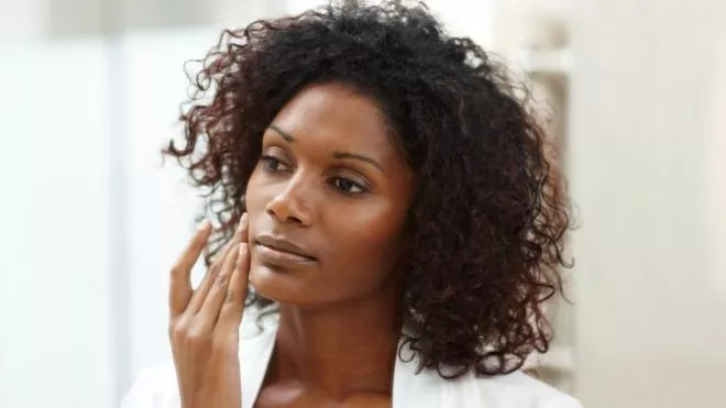 mujer-negra-crema-blanqueadora
