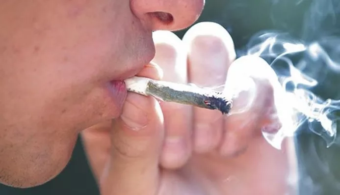 no-penalizaran-por-fumar-o-poseer-pequena-porcion-marihuana-en-manhattan-1