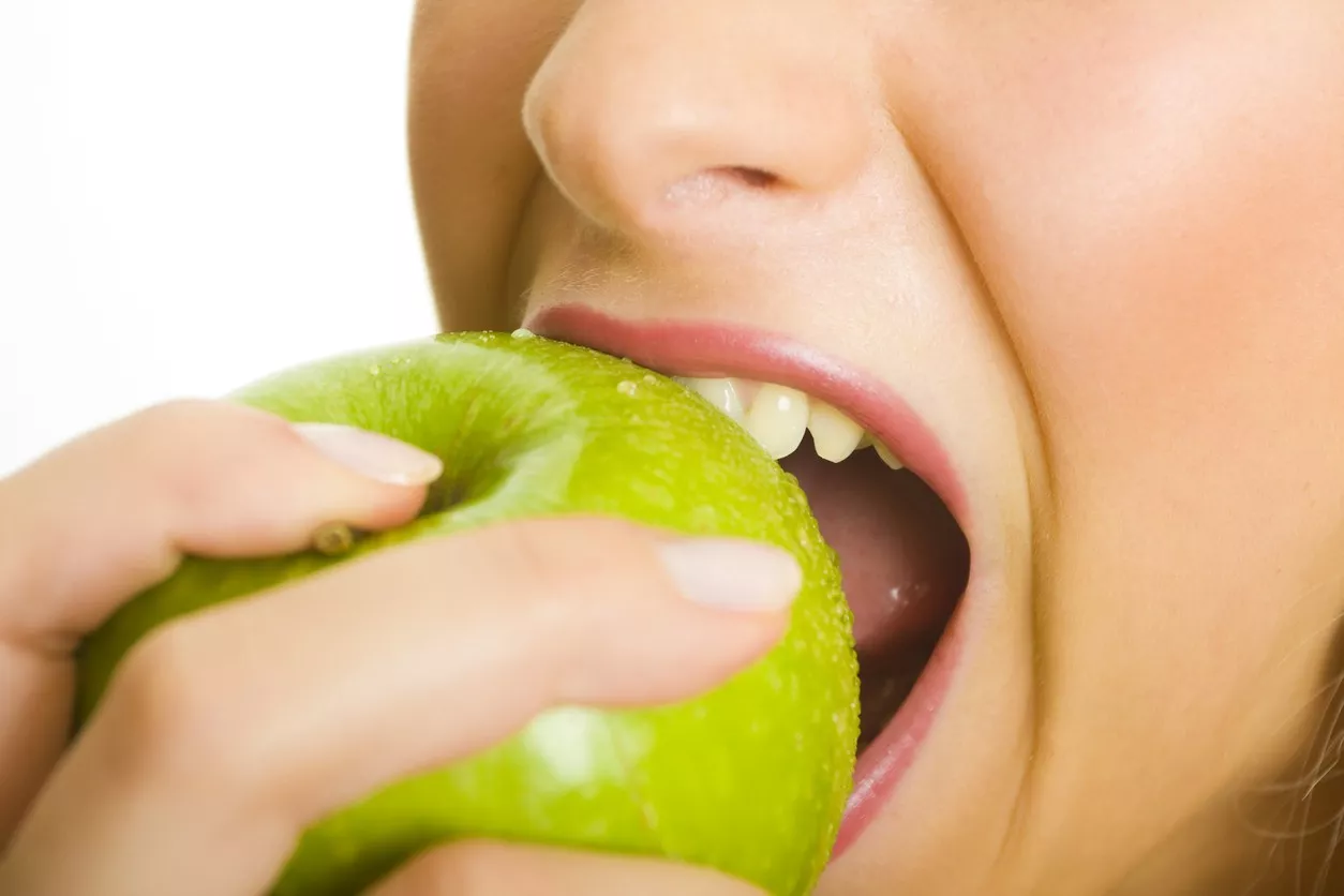 beneficios-de-comer-manzana-verde-por-la-noche-salud180