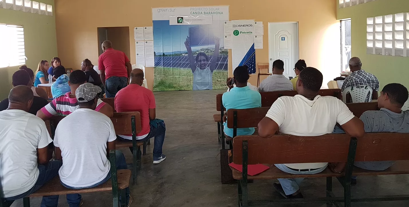 foto-de-la-feria-empleo-parque-solar-canoa