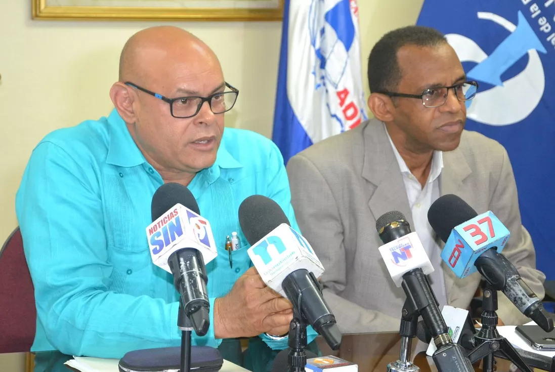 profesor-juan-nunez-a-la-izquierda