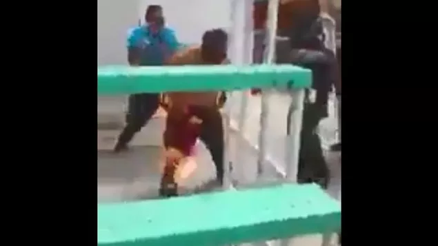 turba-policia-mexico-prendiendole-fuego