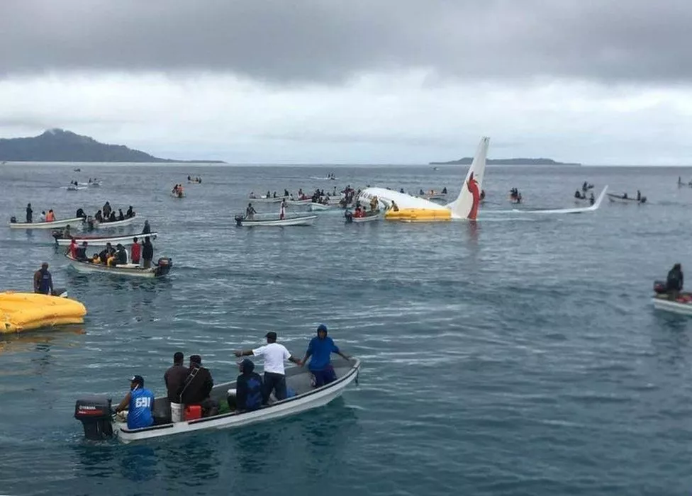 avion-lago-micronesia