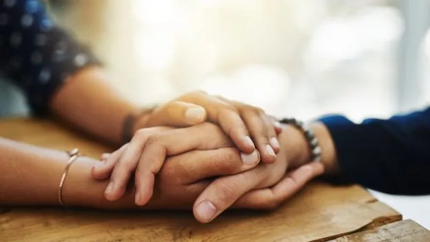 Madre aconseja su hijo.-894377512