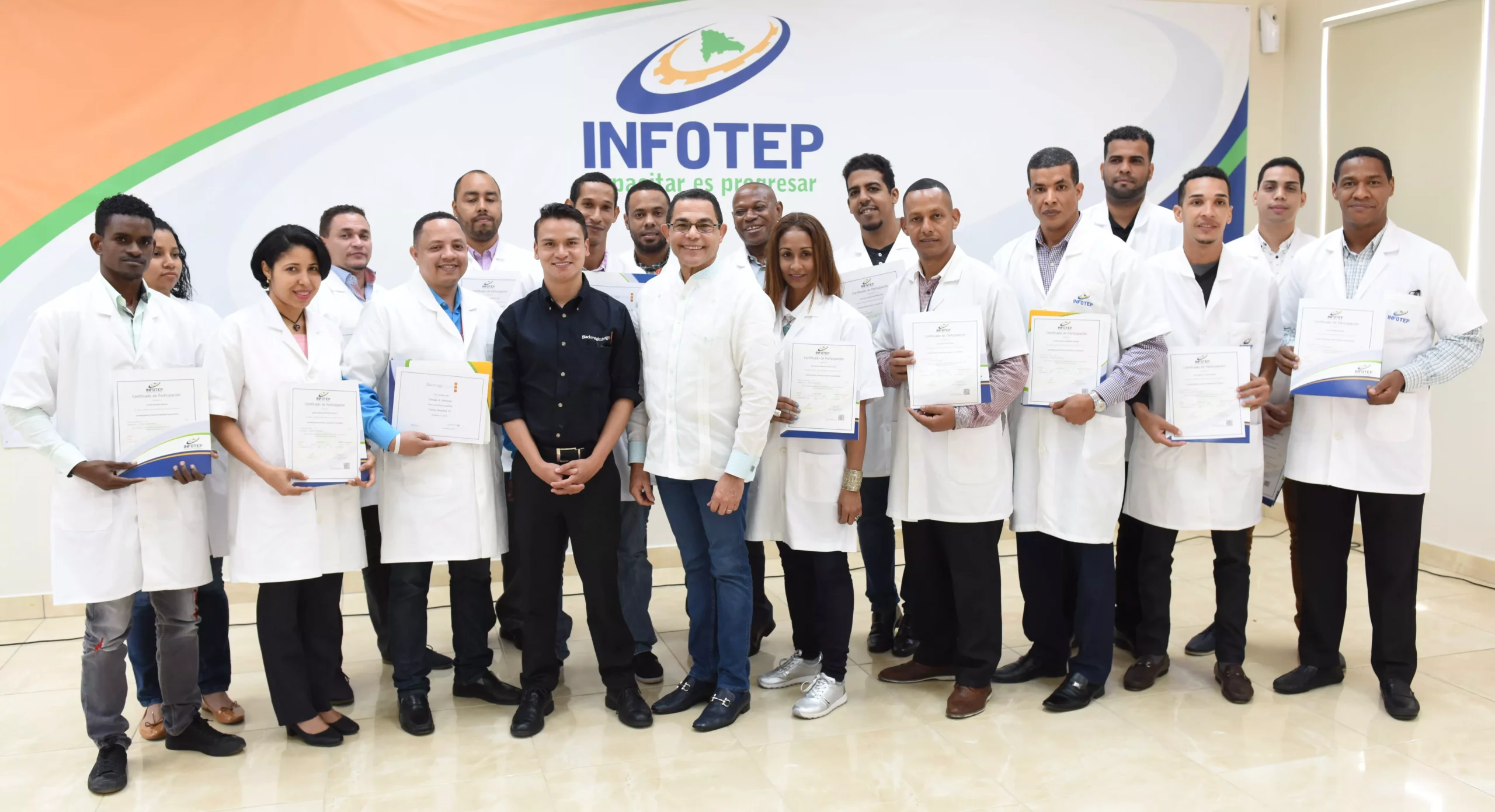 facilitadores-del-infotep-junto-al-director-general-rafael-ovales-y-diego-yhama