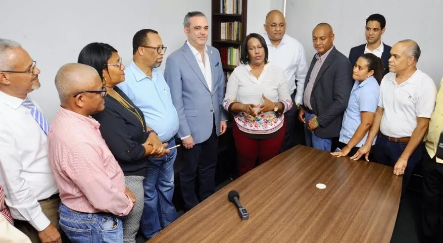 foto-de-luis-felicita-a-xiomara-y-a-todos-los-maestros