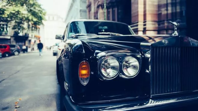 ricos-ultrarricos-lujo-carro-de-lujo-opulencia