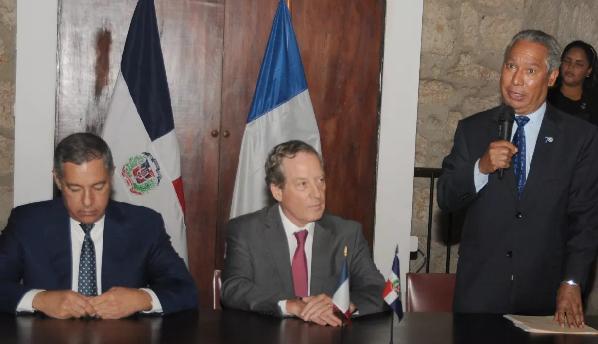 FIRMA DE LA HOJA DE RUTA DE COPERACION  RD y FRANCIA