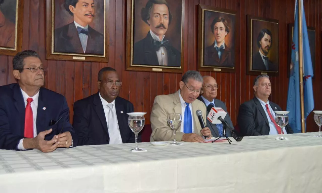 instituto-duartiano-wilson-gomez-ramirez-y-otros-directivos-en-rueda-de-prensa-hoy