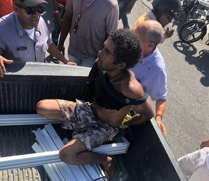 multitud-atrapa-y-tortura-presunto-ladron-en-sosua