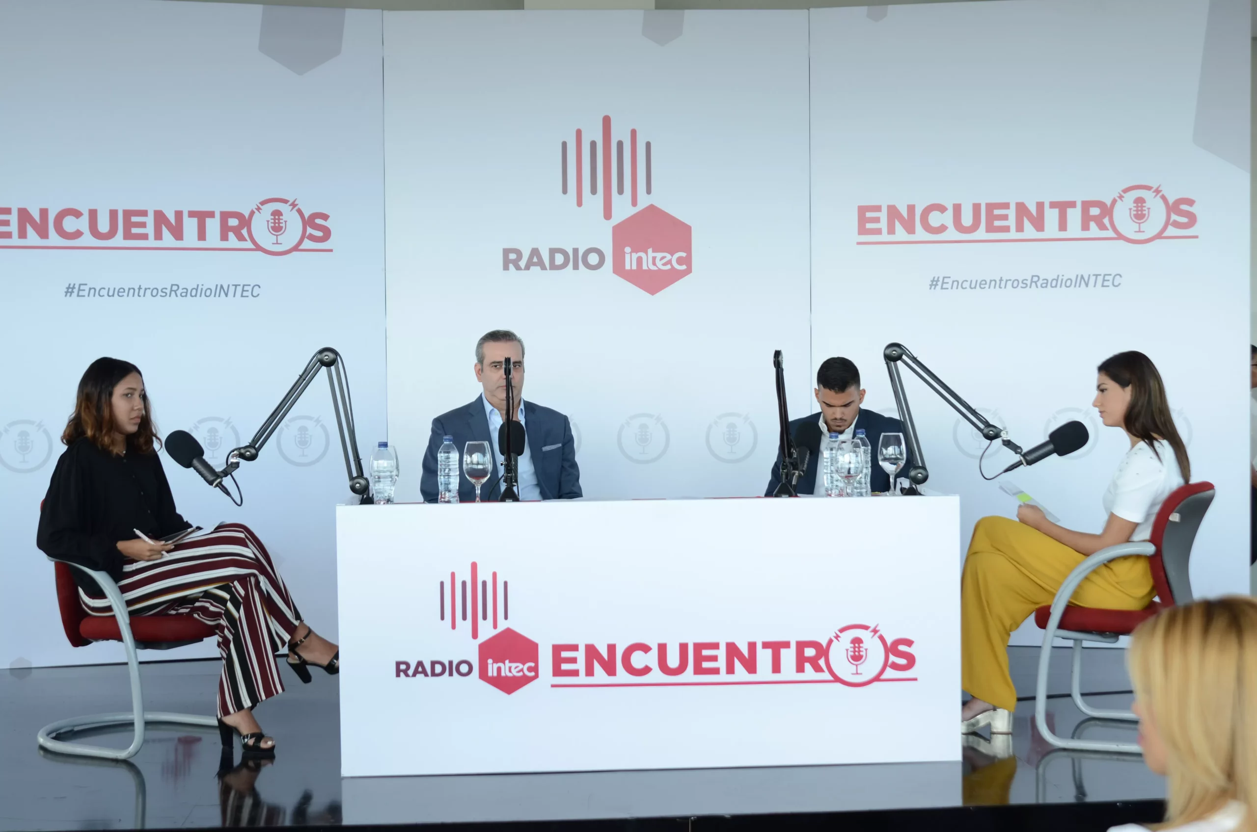 luis-abinader-en-la-cabina-de-radio-intec-3