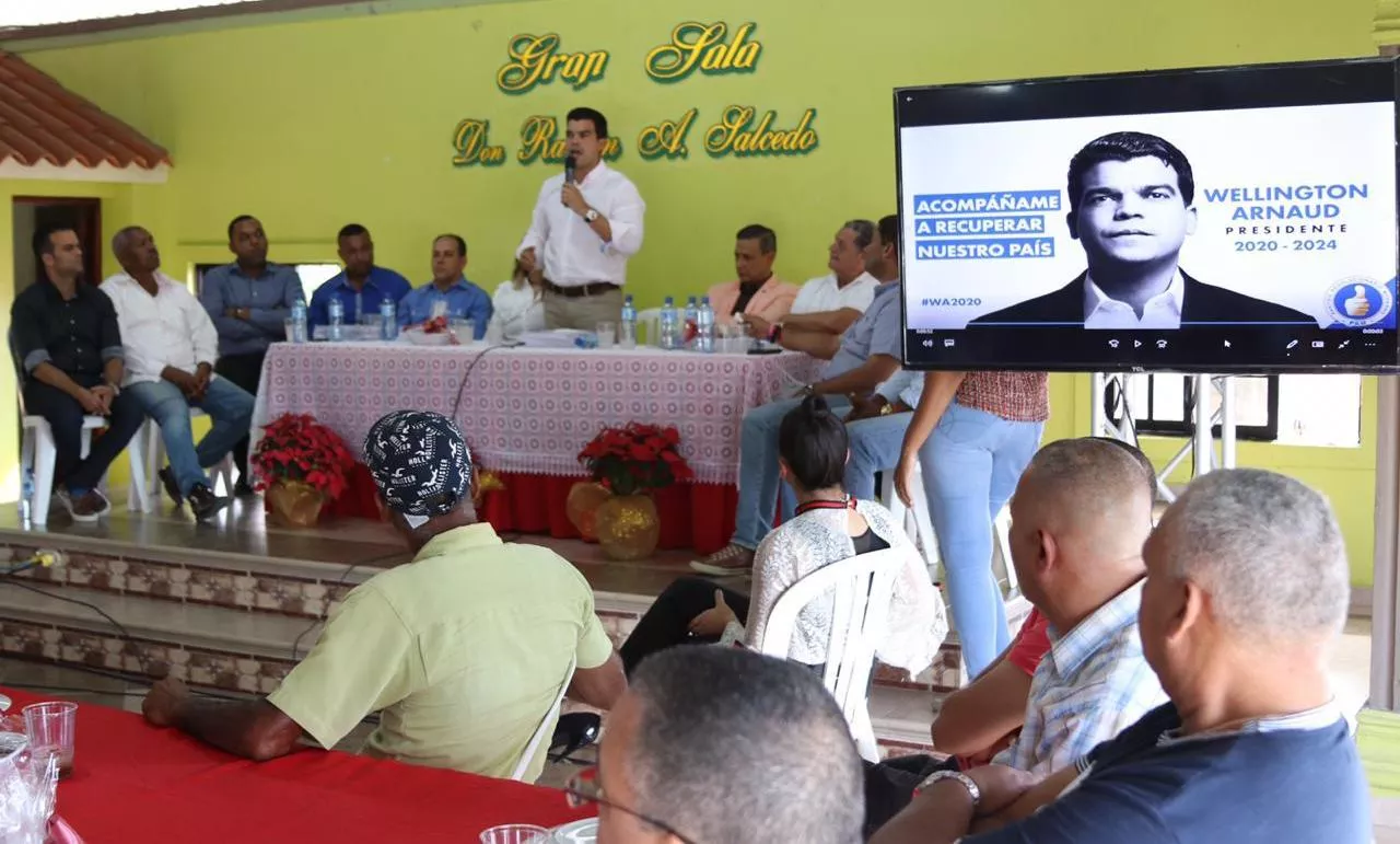 wellington-arnaud-durante-el-encuentro-navideno-con-dirigentes-del-cibao