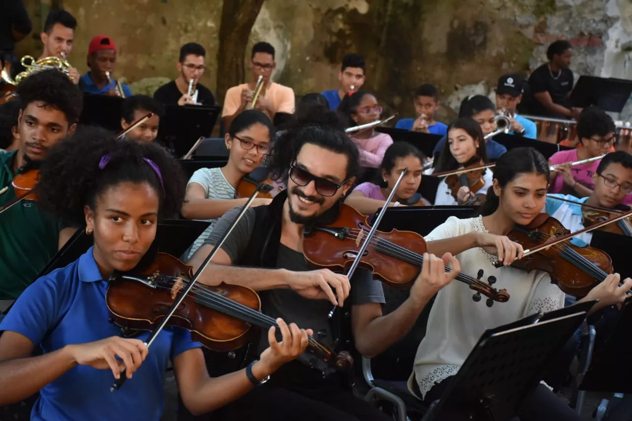 01-violinista-nemanja-radulovic-con-gafas-de-sol-ensaya-junto-a-los-ninos-de-la-fundacion-fiesta-clasica