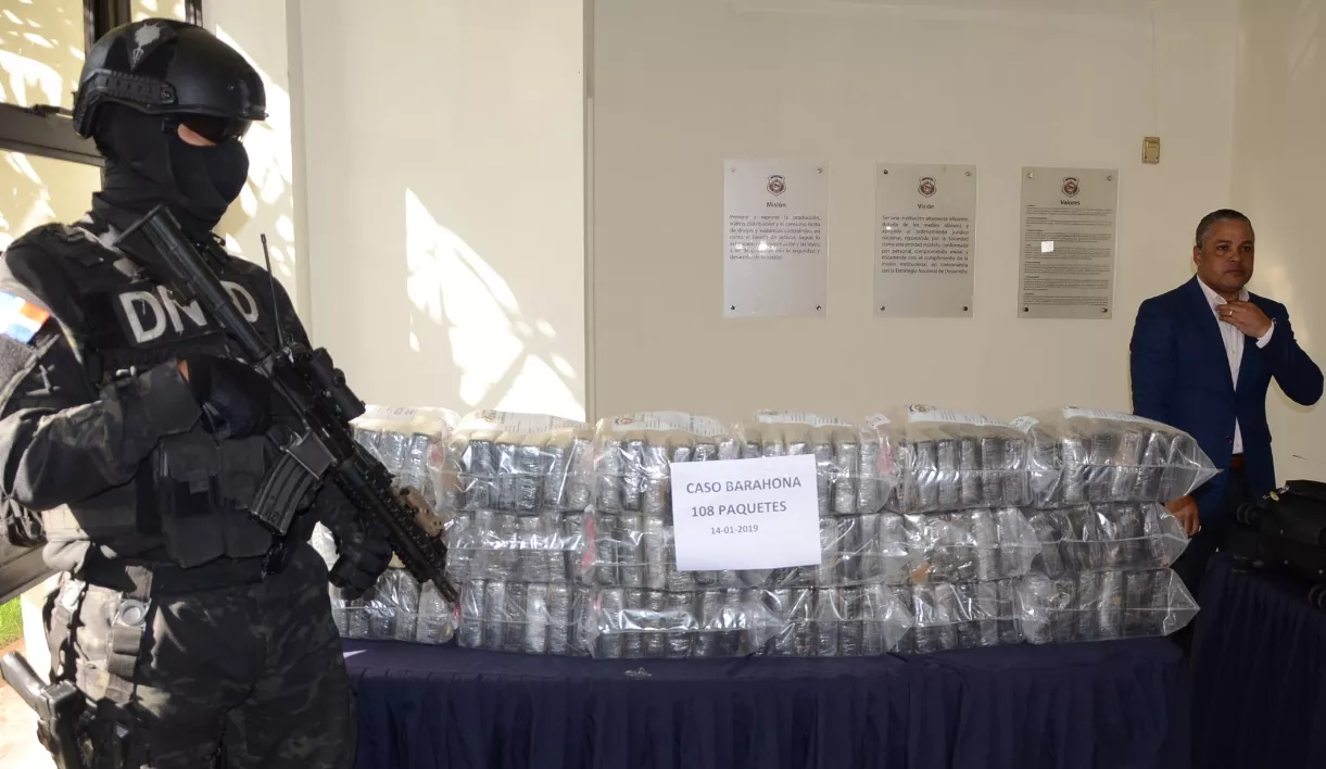 El vocero de la DNCD habló durante la presentación de dos alijos ocupados.  AGENCIA FOTODrogas conficadas en BARAHONA