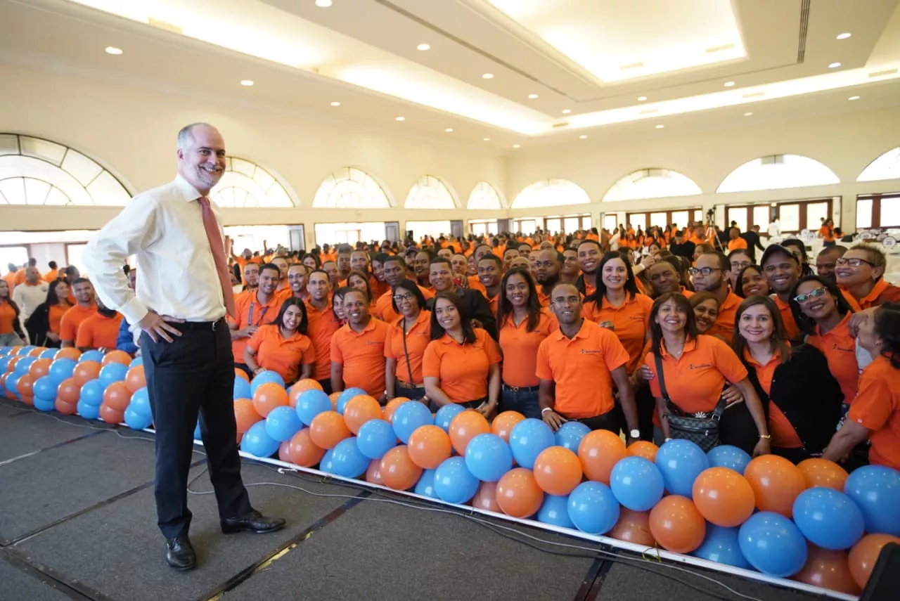 foto-4-alejandro-fernandez-w-juntos-a-los-colaboradores-de-banco-adopem