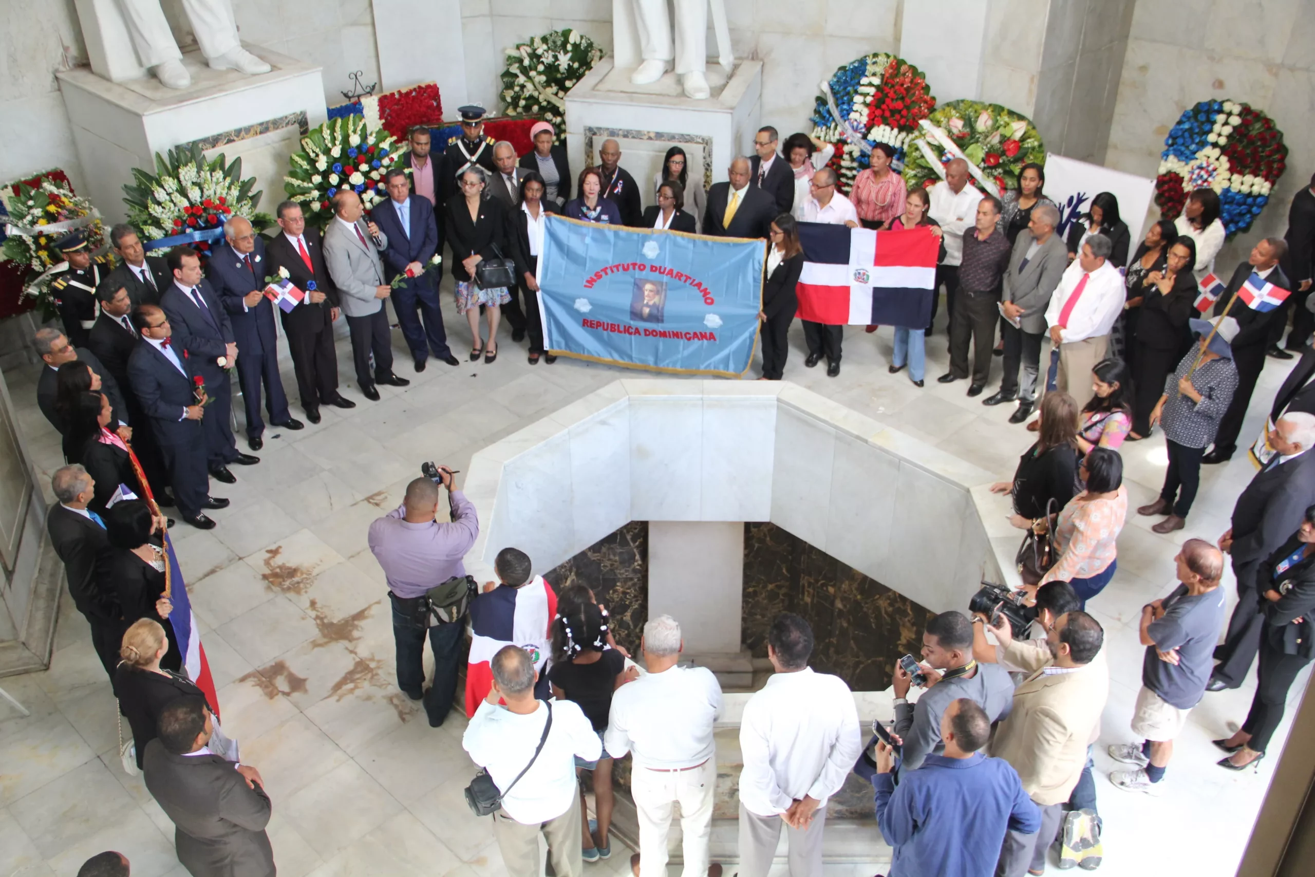 foto-6-ofrenda-floral-en-el-altar-de-la-patria