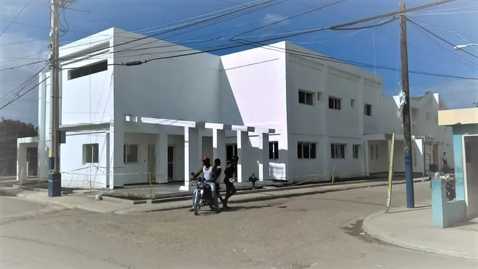 aun-no-terminan-remozamiento-hospital-municipal-de-villa-isabela-obra-lleva-mas-de-4-anos-en-construccion