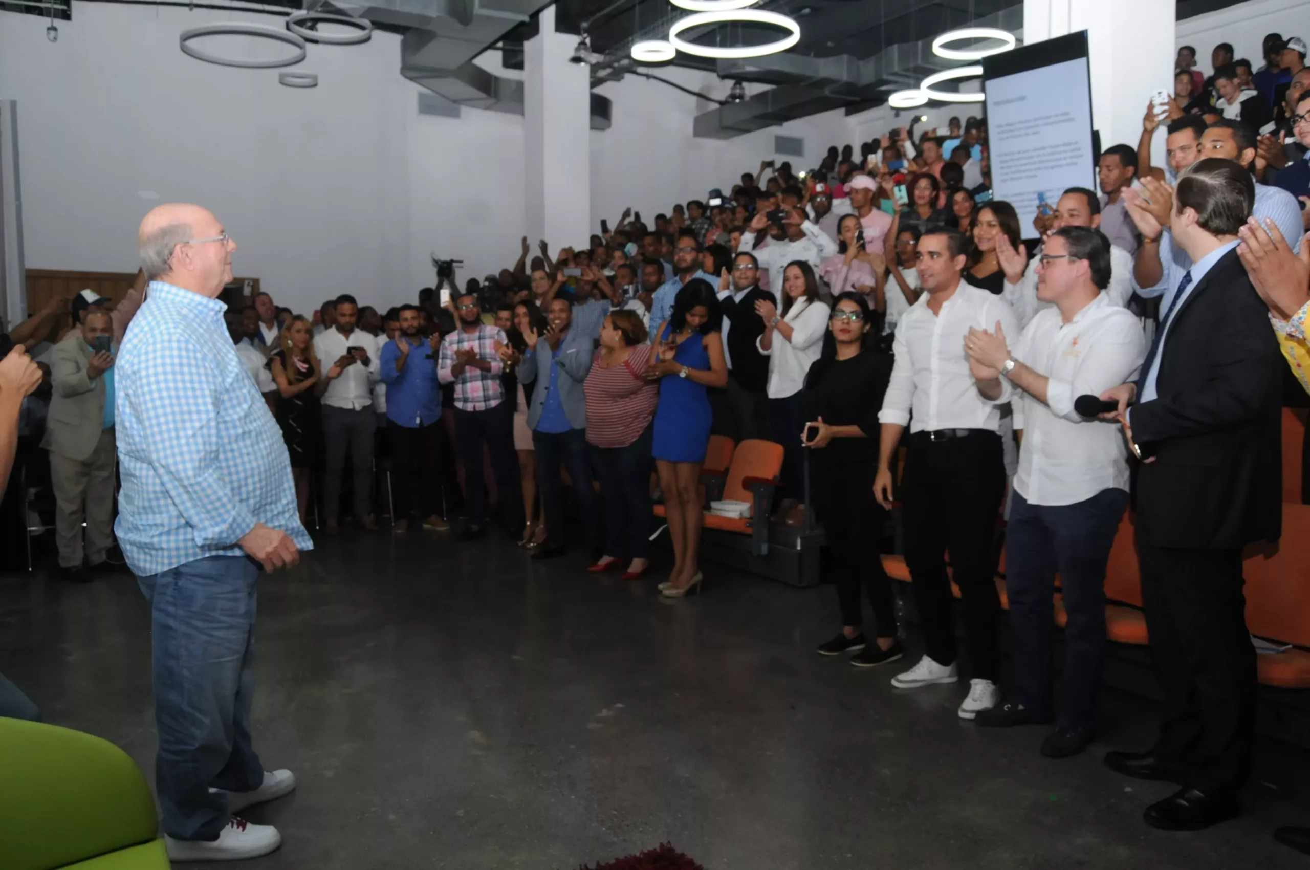 hm-encabeza-encuentro-con-juventud-h20
