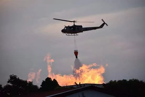 incendio-en-depositos-de-brugal-se-resiste-a-ser-sofocado-unidades-de-bomberos-y-helicopteros-continuan-labores-extincion-de-las-llamas