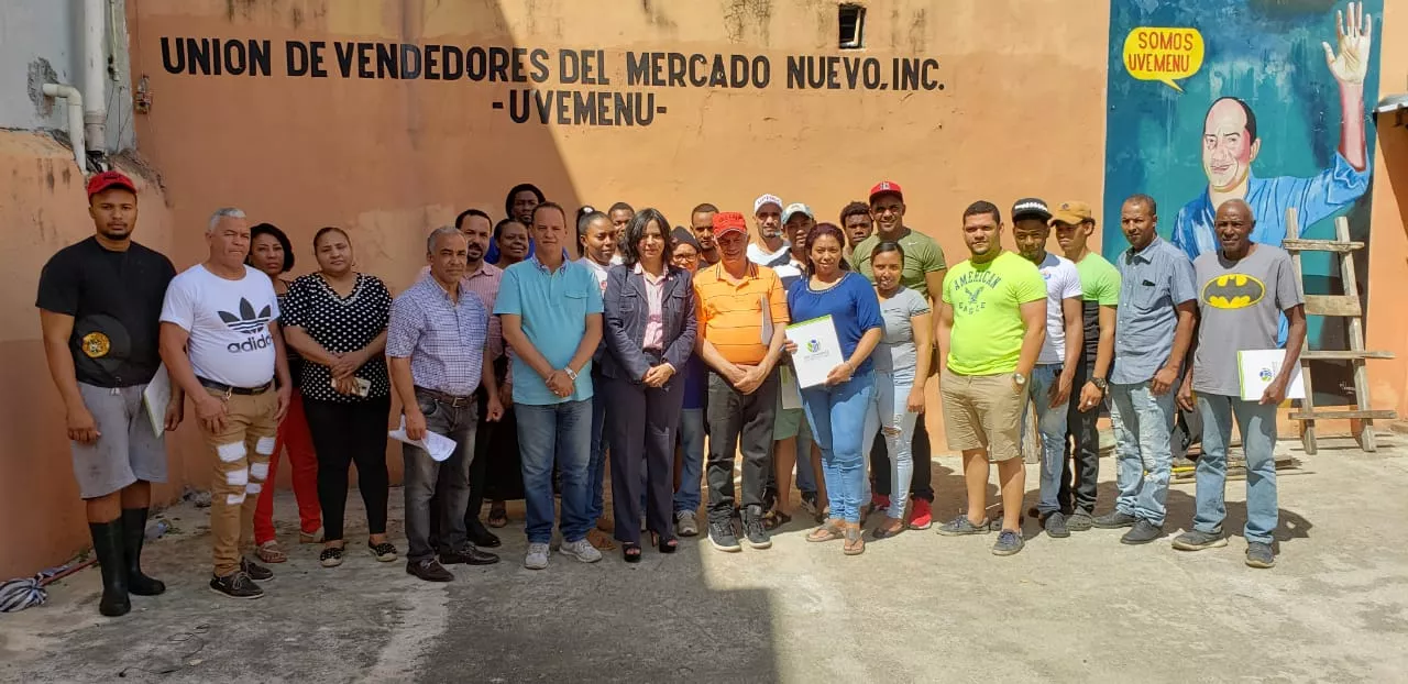 anina-del-castillo-directora-de-pro-consumidor-junto-a-vendedores-del-mercado-nuevo-de-la-duarte