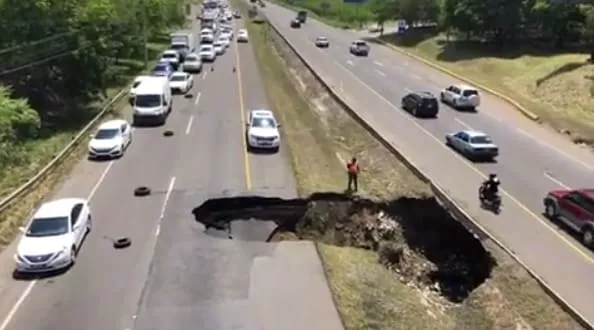hundimiento-autopista Duarte-colapsa-pavimento