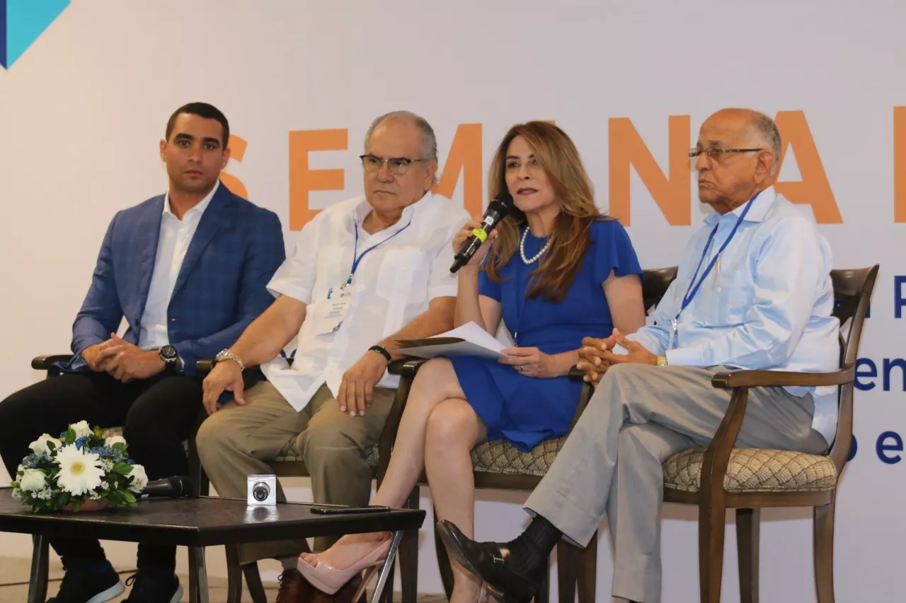 carolina-mejia-habla-en-compania-de-directivos-de-la-secretaria-internacional-del-prm
