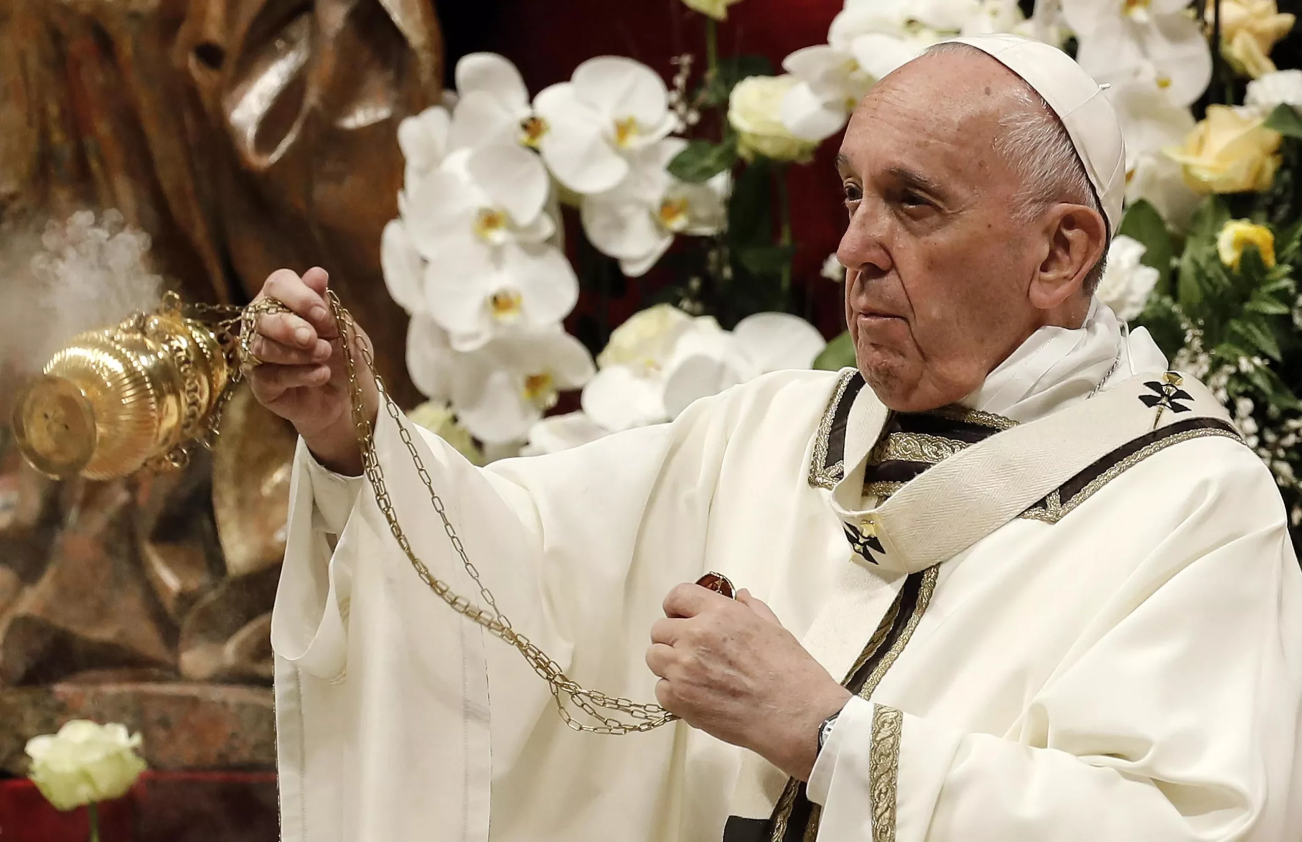 Pope Francis leads Easter Vigil mass