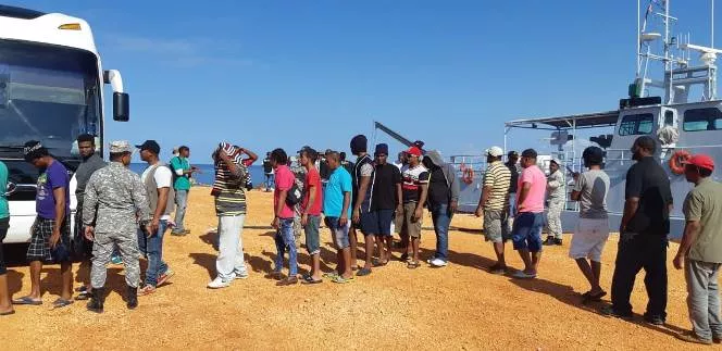 foto-pescadores-desembarcan