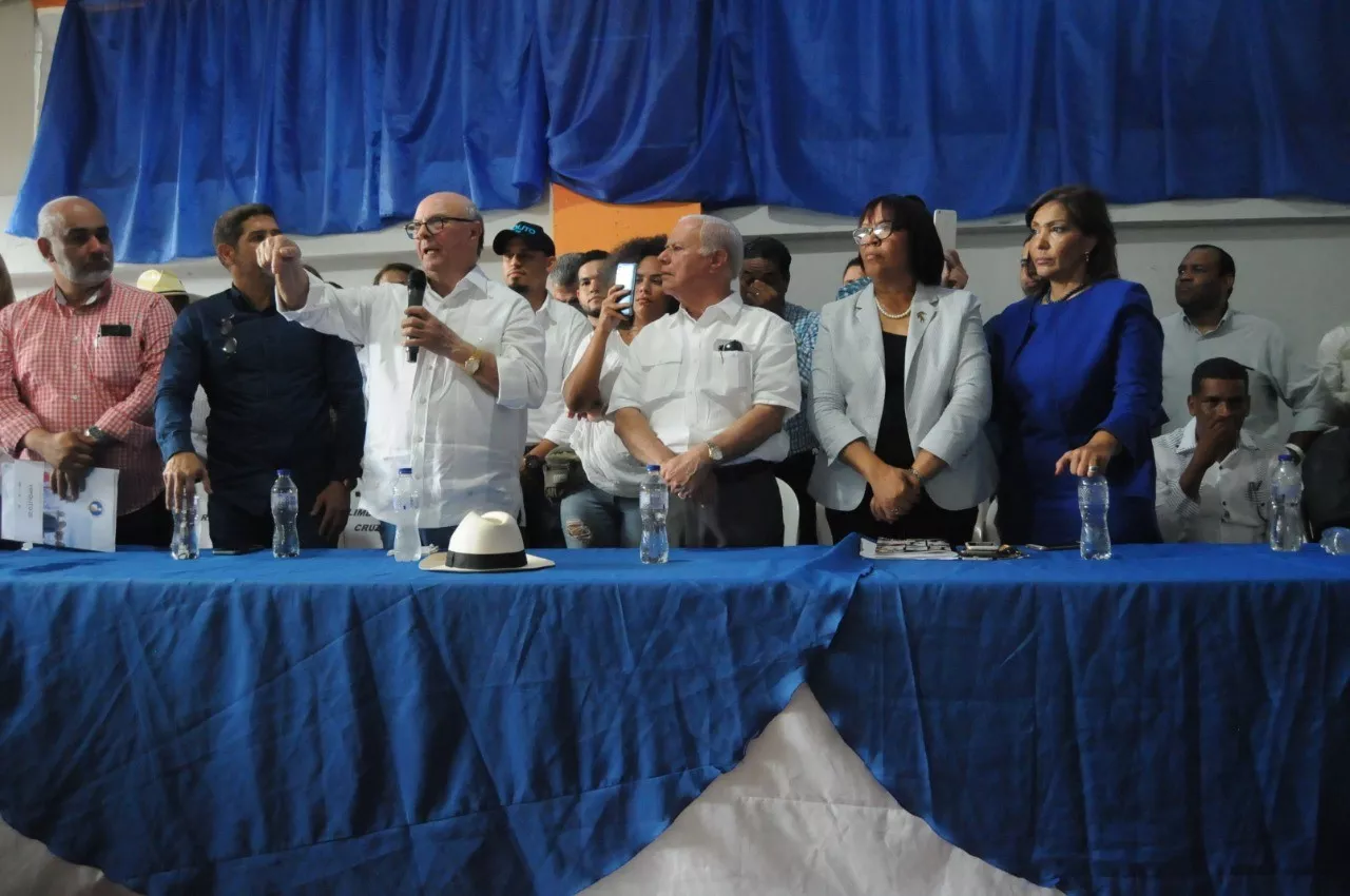 hipolito-mejia-junto-varios-dirigentes-del-h20-en-santiago