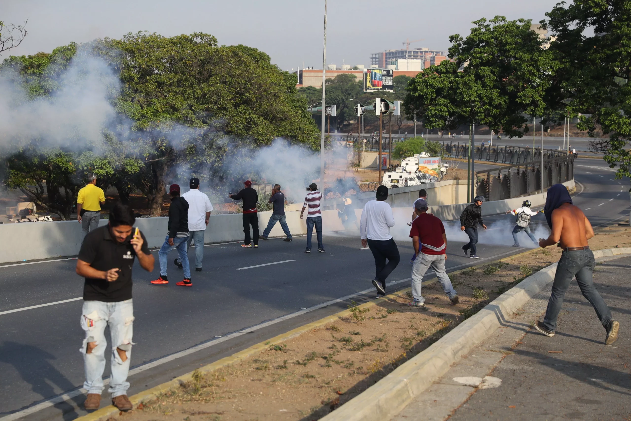 Lanzan bombas lacrimógenas contra Guaidó y militares que les respaldan