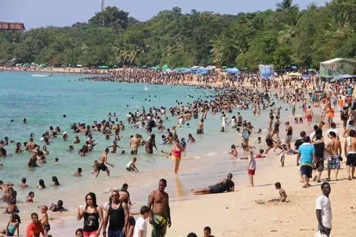 Las playas de Puerto Plata repletas de bañistas.