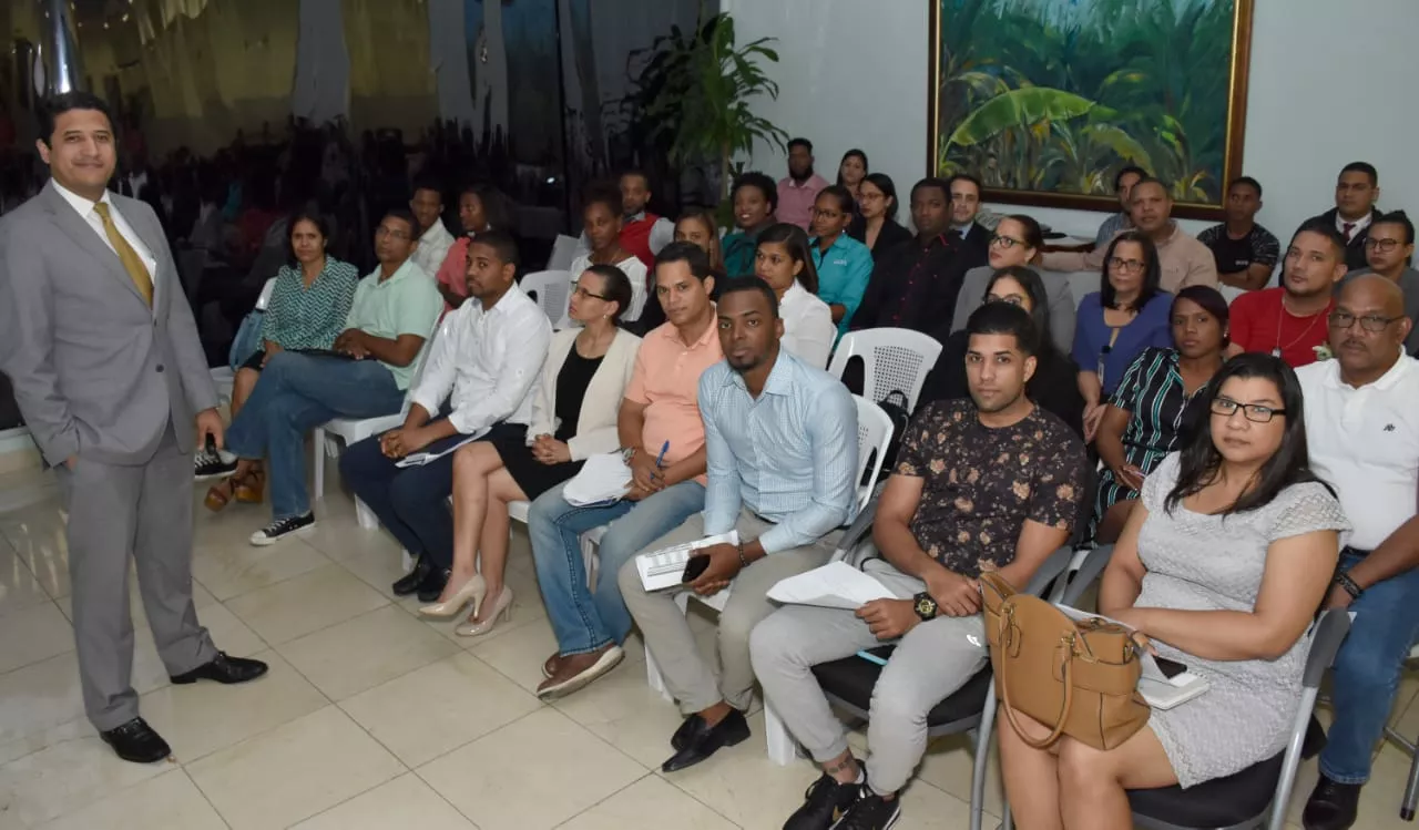 foto-experto-ofrece-taller-clientes-de-confisa