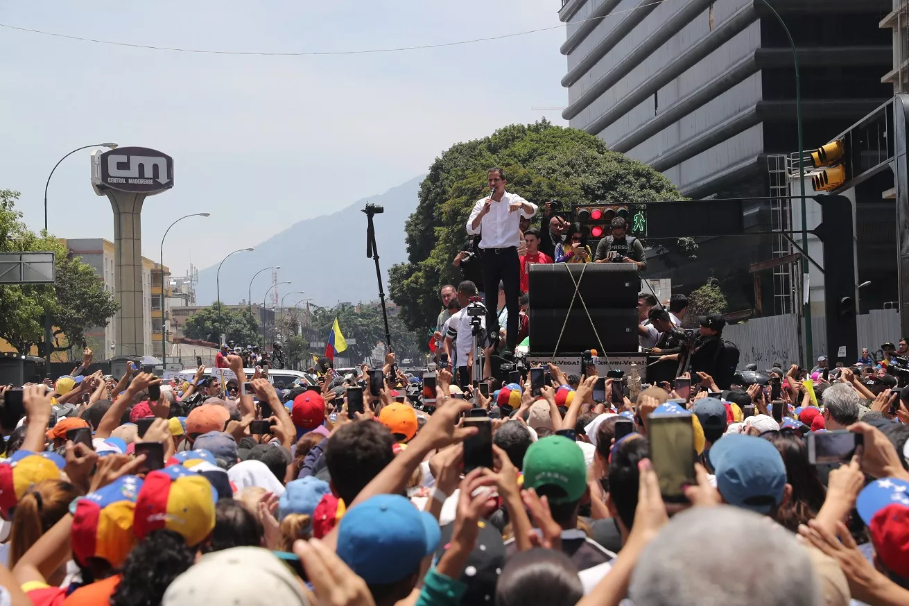 Venezolanos vuelven a las calles tras efímero levantamiento militar