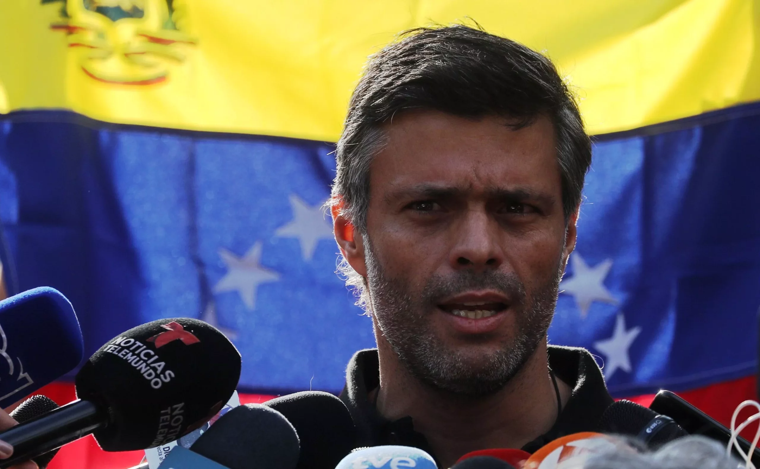 Leopoldo López reaparece en público y declara a medios en Venezuela